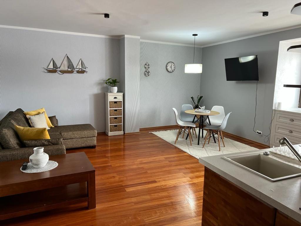 Apartment Przy Promenadzie Mikolajki. *